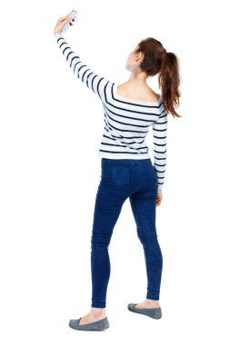 arkadan görünüşü bir mobil pho kullanan duran genç güzel kadın