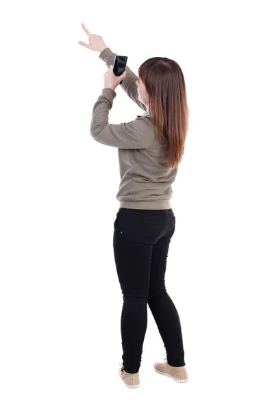 Vista de apontando mulher bonita jovem e usando um móvel traseira — Fotografia de Stock