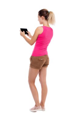 arkadan görünüşü ayakta olan tablet bilgisayar, genç güzel kız