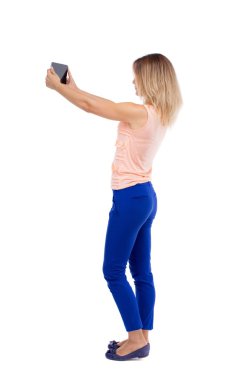 arkadan görünüşü ayakta olan tablet bilgisayar, genç güzel kız