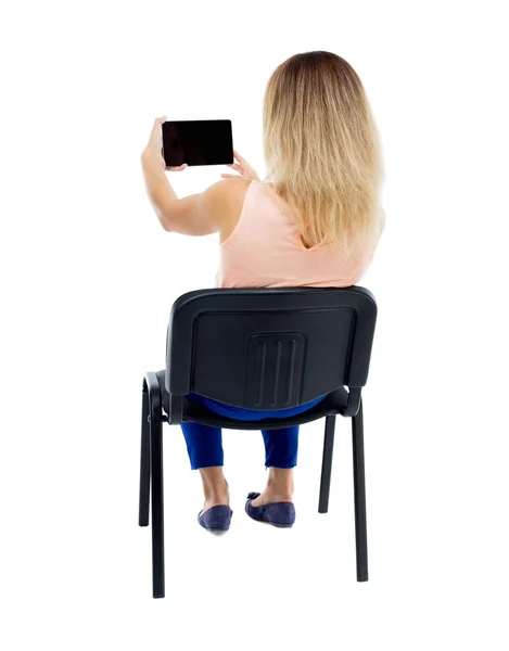 Vista posteriore della donna che si siede sulla sedia — Foto Stock