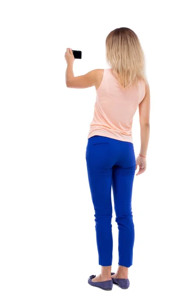 Rückansicht des ständigen junge schöne Frau und verwenden eine mobile — Stockfoto