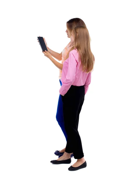 Вид ззаду на дві молодої жінки дивиться на смартфон . — стокове фото