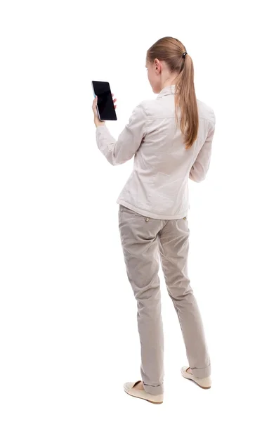 Arkadan görünüşü ayakta olan tablet bilgisayar, genç güzel kız — Stok fotoğraf