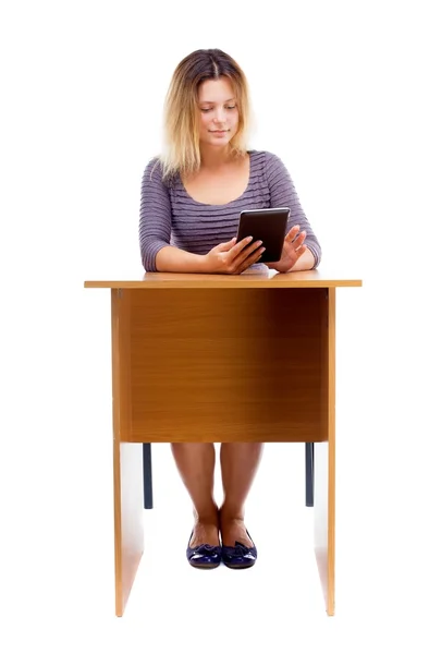 Mulher sentada à mesa — Fotografia de Stock