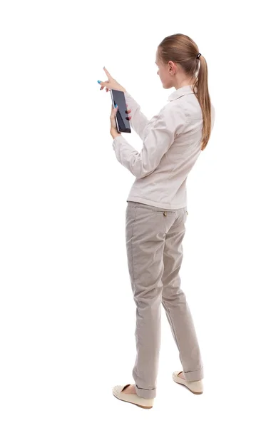 Vista posteriore di giovane ragazza bella diritta con computer tablet — Foto Stock