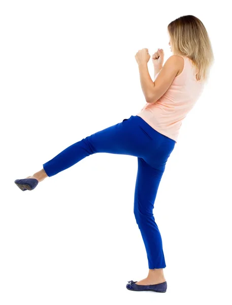 Mujer flacas gracioso combate agitando sus brazos y piernas. — Foto de Stock