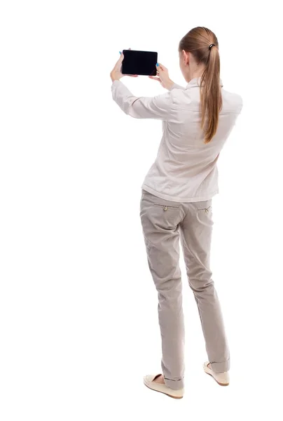 Bakifrån stående ung vacker flicka med tablet PC — Stockfoto