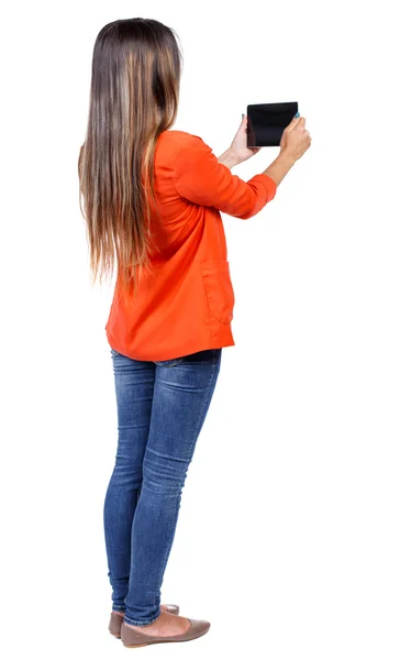 Arkadan görünüşü bir mobil pho kullanan duran genç güzel kadın — Stok fotoğraf