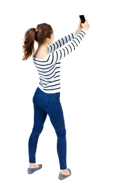 モバイル フォーを使用して立っている若い美しい女性の背面図 — ストック写真