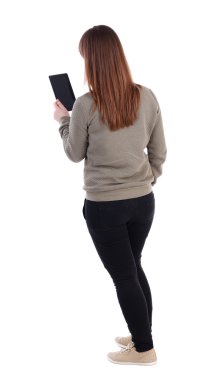 arkadan görünüşü bir mobil pho kullanan duran genç güzel kadın