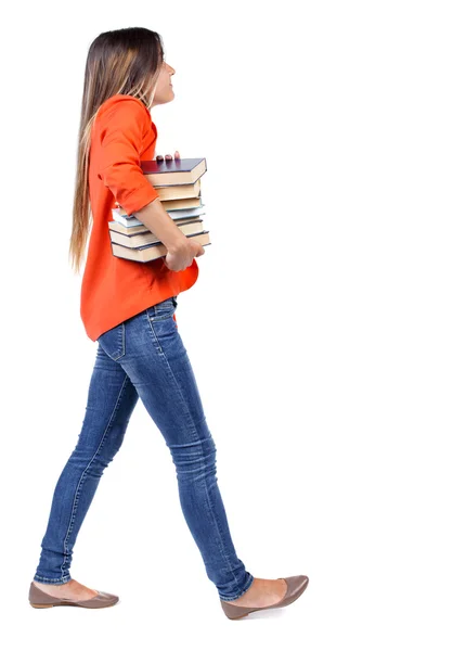 Κορίτσι έρχεται με στοίβα βιβλίων. — Φωτογραφία Αρχείου