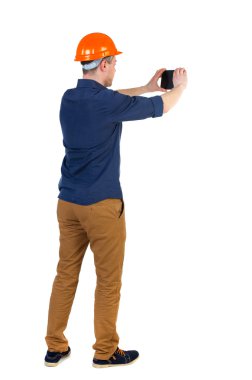 iş adamı inşaat kask içinde backview duruyor ve keyfini çıkarın