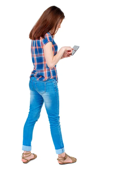 Widok z stoi młoda kobieta piękne za pomocą mobilnych phon tyłu — Zdjęcie stockowe