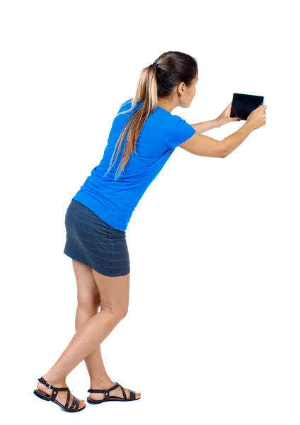 Rückansicht des stehende junge schöne Frau mit einem mobilen pho — Stockfoto
