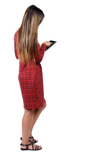 Rückansicht des ständigen junge schöne Frau und verwenden eine mobile — Stockfoto