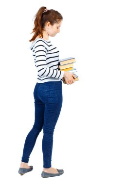 Kız ağır bir yığın kitap taşır. Arkadan Görünüm.