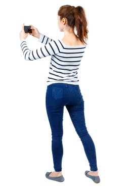 arkadan görünüşü bir mobil pho kullanan duran genç güzel kadın