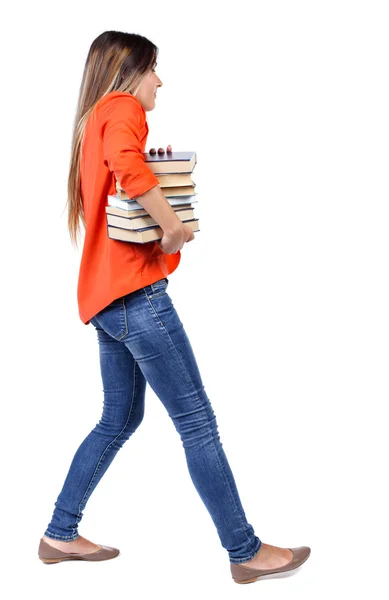 Mädchen kommt mit Stapel Bücher. — Stockfoto