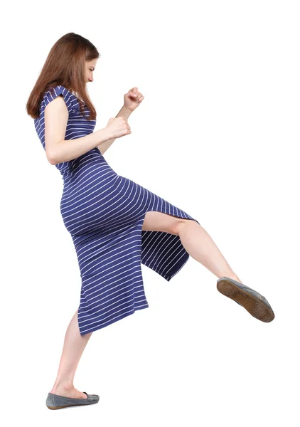 Mulher magra engraçado luta balançando os braços e as pernas. — Fotografia de Stock