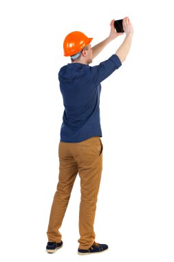 iş adamı inşaat kask içinde backview duruyor ve keyfini çıkarın
