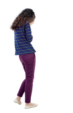 arkadan görünüşü yürüyen kadın.