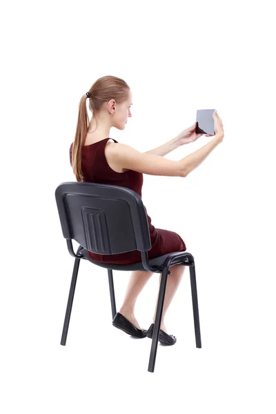 Вид ззаду жінки, що сидить на стільці і дивиться на екран — стокове фото