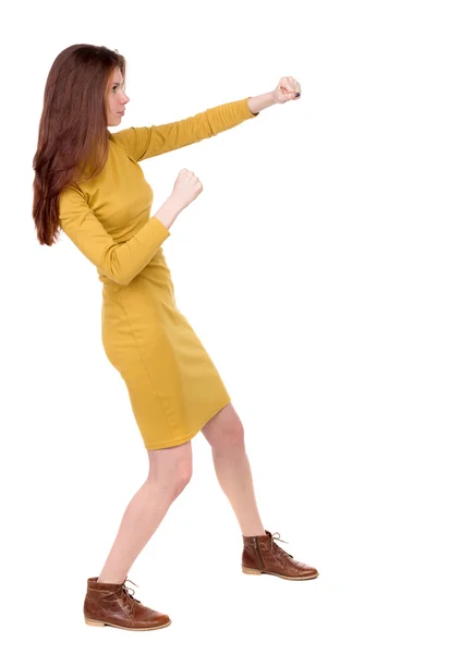 Αστεία κοκαλιάρικο γυναίκα παλεύει κουνώντας χέρια και πόδια. — Φωτογραφία Αρχείου