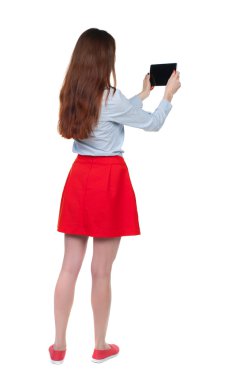 arkadan görünüşü bir mobil pho kullanan duran genç güzel kadın