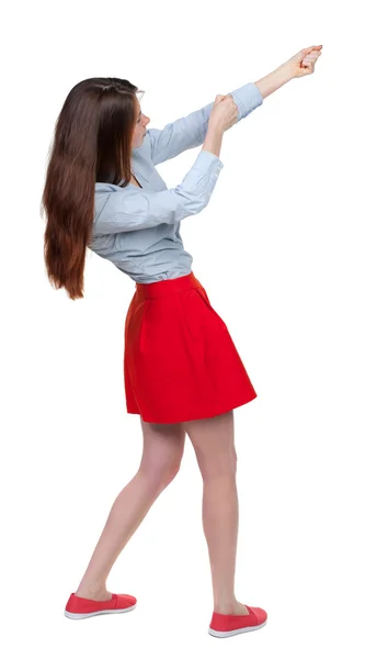 Οπίσθια όψη της κορίτσι στέκεται τραβώντας ένα σχοινί από την κορυφή ή να προσκολλώνται — Φωτογραφία Αρχείου