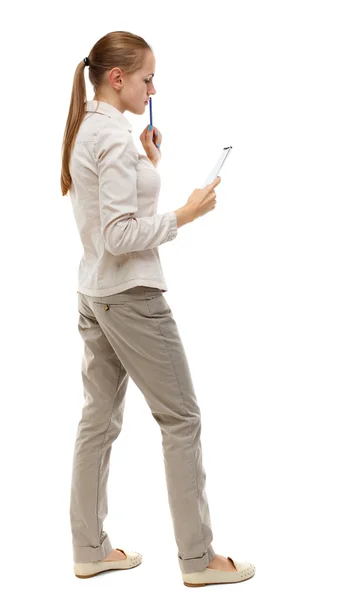立っている女性の背面図は、ノートブックでノートをとる — ストック写真