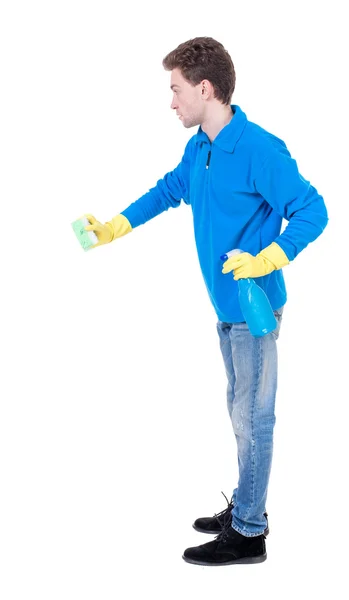 Widok z boku cleaner człowieka w rękawice z gąbki i detergentów. — Zdjęcie stockowe