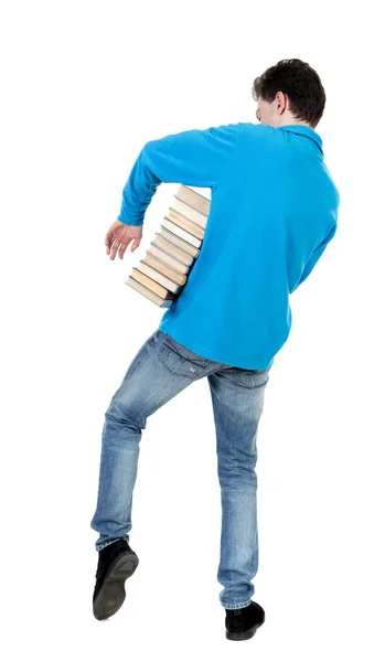 Мужчина несет тяжелые кучу книг. — стоковое фото