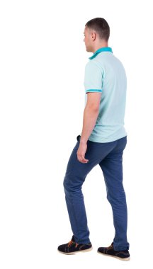 Arkadan görünüş-yakışıklı erkek kot pantolon ve gömlek gitme.