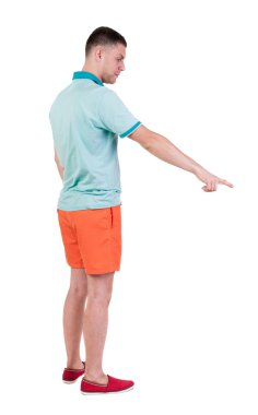 Arkadan görünüş-genç erkek t-shirt ve şort işaret.