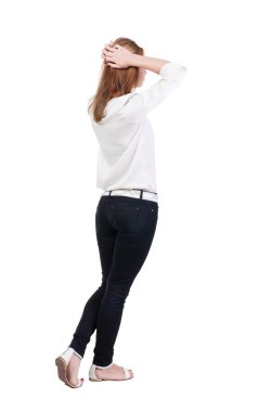 arkadan görünüşü kot duran genç güzel sarışın kadın.