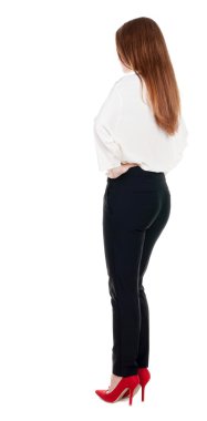 Arkadan redhead iş kadını düşünürken görünüşü.