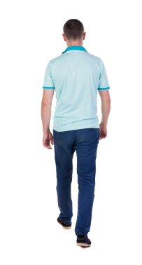 Arkadan görünüş-yakışıklı erkek kot pantolon ve gömlek gitme.