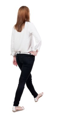 청바지에 걷는 여자의 뒷면. m에서 아름 다운 금발 소녀