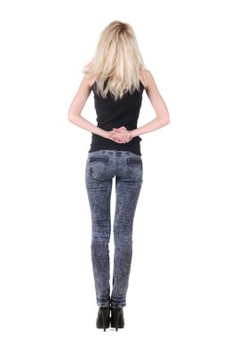 güzel genç bayan duvara bakarak.