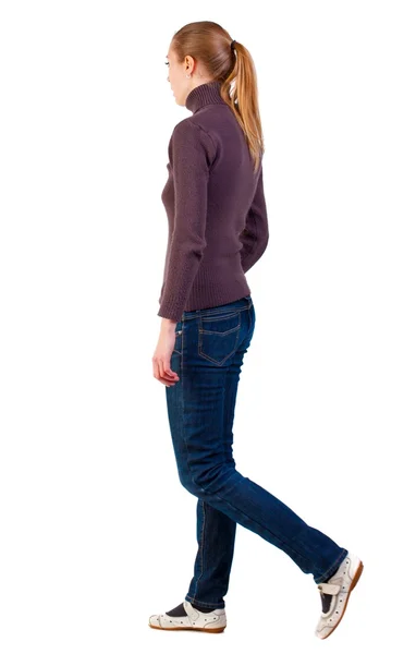歩く女性のセーターの背面図 — ストック写真