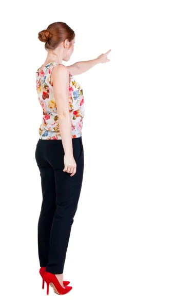 Wal を指して若い赤毛のビジネス女性の背面図 — ストック写真