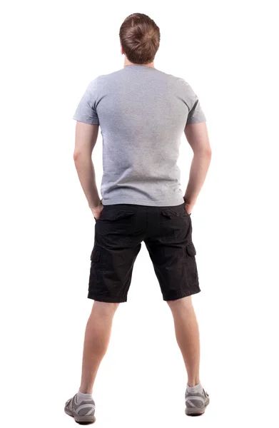 Vista posterior de hombre guapo en camiseta y pantalones cortos mirando hacia arriba — Foto de Stock