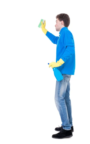 Widok z boku cleaner człowieka w rękawice z gąbki i detergentów. — Zdjęcie stockowe