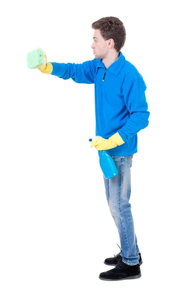 Вид сбоку чистого человека в перчатки с губкой и моющих средств. — стоковое фото