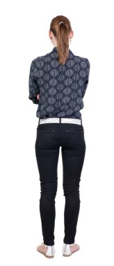 arkadan görünüşü kot duran genç güzel sarışın kadın.