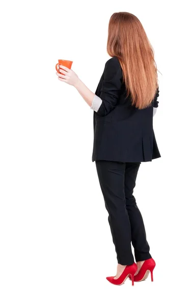 Rückansicht der eine junge Geschäftsfrau, trinken Kaffee oder Tee während der — Stockfoto