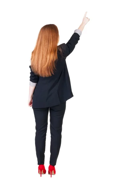 Vista posterior de la mujer de negocios joven pelirroja apuntando wal — Foto de Stock