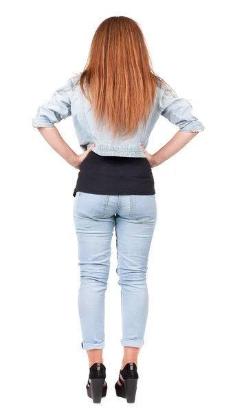 Vista posterior de mujer joven hermosa pelirroja de pie. — Foto de Stock