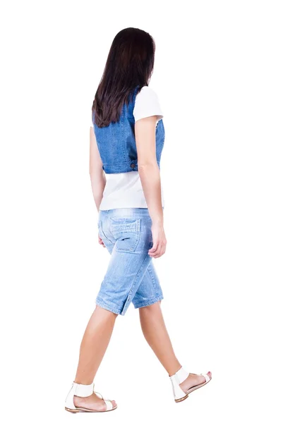 ショート パンツで歩く女性の背面図. — ストック写真